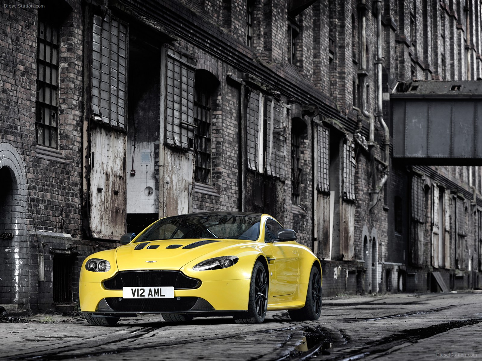 Aston Martin V12 Vantage S 2014
